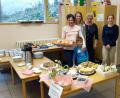 Bild: alr
Der Kindergarten "Haus der kleinen Füße" bewirtet beim Frühlingscafé die zahlreichen Gäste. Elternbeiratsvorsitzende Katharina Schultes (rechts) freut sich über den Zuspruch.