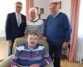 Bild: exb
Bürgermeister Franz Stahl (links) überbrachte Manfred und Johanna Minnich seine Glückwünsche persönlich. Vorne im Bild Sohn Frank.