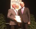 Bild: nbu
Finanzminister Albert Füracker (rechts) ehrt Martin Scheidler in Regensburg.