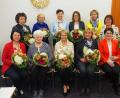 Bild: Bühner
Blumen für den alten (sitzend) und neuen Vorstand (stehend) im Arbeitskreis Unternehmerfrauen im Handwerk Nordoberpfalz. Neue Vorsitzende ist Karin Riedel (stehend, Vierte von links). Sie folgt auf Gerlinde Reindl (sitzend, Dritte von links).