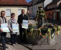 Bild: exb
Bürgermeister Franz Stahl (rechts) und der Vorsitzende des Stadtmarketingvereins, Dr. Maximilian Schön (links), bedankten sich persönlich bei Gabriele Laubert, 1. Vorsitzende des OGV, für die spontane diesjährige und langfristig weitere Oster-Gestaltung des Brunnens.