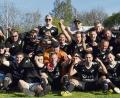 Bild: A. Schwarzmeier
20 Siege in 22 Spielen, 61 Punkte und ein Torverhältnis von 72:13 – die SpVgg Neustadt/Kulm krönte am Ostermontag eine sensationelle Saison mit der vorzeitigen Meisterschaft. Dementsprechend in Feierlaune war die komplette Mannschaft mit Trainer und Betreuern. 	Bild: A. Schwarzmeier