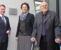Bild: gib
IHK-Hauptgeschäftsführer Jürgen Helmes (links) enthüllte die Gedenktafel für Michael Lottner zusammen mit Anna und Alfred Lottner.