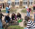 Bild: kro
Obstbaum- und Heckenabfälle werden von den Teilnehmern zusammengeschnitten, ehe sie zu Holzkohle verwandelt werden. Links der Leiter dieses Workshops, Erwin Strama.