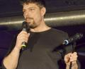 Bild: Karin Wilck
„Es ist wichtig, dass man weiß, was man von sich zeigen will.“ Felix Römer organisiert den Poetry-Slam in Weiden seit neun Jahren mit.