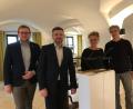 Bild: cv
Der Genussgipfel ist mit einer Kunstausstellung verbunden. Sebastian Lesṅak als Vertreter des CeBB (von links) und Hoteldirektor Johannes Lehberger konnten dafür auch die Amberger Künstlerin Hanna Regina Uber, im Bild mit Ehemann Robert Diem, gewinnen.