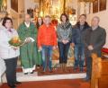 Bild: u
Nach einer Abendmesse wird Roswitha Wendl (links) aus der Kirchenverwaltung Weiher verabschiedet, der sie 18 Jahre angehörte. Neben ihr (von links): Stadtpfarrer Hans-Peter Bergmann, die Ministrantinnen Katharina und Nicole Ott, die Kirchenverwaltungsmitglieder Manfred Heinrich, Evi Ott und Hermann Ott sowie Kirchenpfleger Franz Reif.