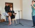 Bild: lk
Mit Musik und Gesang dankten eine Mitarbeiterin und Kinder der Heimes.