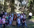 Bild: gi
Das Ostereiersuchen mit Aktionen im Rahmen der Emmaus-Wanderung mit dem OWV und der Laienspielgruppe „Gensbloud & G`schling“ machte den Kindern großen Spaß. Mit von der Partie war auch der Osterhase.