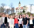 Bild: bgm
Christoph Müllhofer (vorne, Vierter von rechts) bleibt Vorsitzender der Jungen Union. JU Kreisvorsitzender Benedikt Grimm (links) und stellvertretende CSU Ortsvorsitzende Andrea Lang (Zweite von links) lobten die Aktivitäten der jungen Schwarzen.