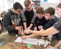 Bild: exb
Die Schüler aus Nabburg durften sich im Praktikum mit Testbausteinen beschäftigen.