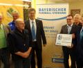 Bild: br
Der SSV erhält erneut die „Silberne Raute“: (von links) Kreisvorsitzender Manfred Neumeister, Gerhard Langsteiner, SSV-Ehrenvorstand Alois Scherm, Vorsitzender Holger Sailer, Kreisehrenamtsbeauftragter Stefan Schmitt, SSV-Ehrenvorsitzender Heribert Melzner, Raimund Scharf, SSV-Ehrenvorsitzender Alfred Küchler und Bürgermeister Klaus Wagner.