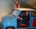 Bild: gib
Wissenschaftsminister Bernd Sibler nahm in einem Goggomobil Platz, das Teil der Ausstellungsabteilung „Wirtschaftswunder“ ist. Dahinter
Museumsfachmann Richard Loibl.