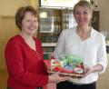 Bild: rn
Petra Schäffler (links) dankt im Namen der BBV-Frauensprecherinnen Referentin Petra Hager mit Käsespezialitäten für ihren Vortrag.