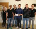 Bild: exb
Die Junge Union bleibt ihren Vorsätzen treu und kümmert sich weiter um die Jugendförderung in Grafenwöhr. Dazu überreichten sie diesmal stellvertretendem Vorsitzenden Konstantin Knobloch (Dritter von rechts) eine 500-Euro-Spende für die SV Grafenwöhr freuen.