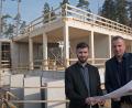 Bild: tr
Die Prokuristen Andreas Sandner und Michael Wachsmann (von links) sind zufrieden mit dem Baufortschritt am neuen Verwaltungsgebäude.