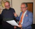 Bild: wro
Wolfgang Stock (links) wurde am Dienstagabend von Bürgermeister Toni Dutz als Gemeinderatsmitglied vereidigt.
