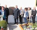 Bild: exb
Die Mitglieder der Kirchenverwaltung, Bernhard Stahl, Thomas Kurzeck, Liselotte Kulzer und Stadtpfarrer Georg Flierl, Bürgermeister Franz Stahl, Karl Scheidler, die Sprecherin des Pfarrgemeinderats, Edith Schön, sowie die weiteren Mitglieder der Kirchenverwaltung, Dr. Maximilian Schön und Klaus Steckbauer, bei der feierlichen Einweihung der Gedenktafel (von links).