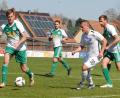 Bild: chap
Am Ostermontag zog der SV Mitterteich gegen Spitzenreiter FC Eintracht Bamberg klar mit 0:4 den Kürzeren. Hier beschäftigt Lukas Schmittschmitt (weißes Trikot) gleich drei Mitterteicher, von links Martin Bächer, Matthias Männl und Daniel Stich. Am Freitag um 18.30 Uhr bestreiten die Stiftländer das nächste Heimspiel gegen die SpVgg Selbitz.