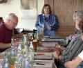 Bild: gac
Die Schatzmeisterin des Eigenheimerverbands Bayern, Christa Christ (Mitte), bekam von den versammelten Vorsitzenden viel Widerspruch zu der geplanten Beitragserhöhung.