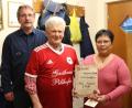 Bild: exb
Mit einem Trikot und einer Urkunde bedankt sich (von links) Vorsitzender Norbert Neidel beim ehemaligen Vereinswirt Reinhard Pillhofer und dessen Ehefrau Alice.