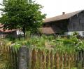 Bild: Elisabeth Götz/Freilandmuseum
Der Garten des Kolbeckhofs im Oberpfälzer Freilandmusem Neusath-Perschen.
