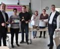 Bild: Heinrich Josef Huschka
Das Team des katholischen Pfarrgemeinderats um Theresa Uhl (Zweite von links) spendet den Erlös des Fastenessens für die Sanierung des Zeltplatzes der evangelischen Jugend in Plößberg.
