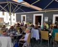 Bild: exb
Die Senioren beim gemütlichen Beisammensein vor dem Café Latte.