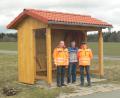 Bild: lep
Juniorchef Reinhard Reisner (Mitte) übergibt das neue Buswartehäuschen in Tagmanns an Bürgermeister Jürgen Kürzinger (links) und Bauhofleiter Jörg Dollhopf.
