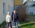 Bild: gac
Während einer Pause genießt Professor Anna-Katharina Szagun mit Pfarrer Johannes Blohm vom EBW den Sonnenschein im Sulzbacher Dekanatsgarten.