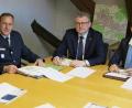 Bild: Andreas Eckl
Sicherheitsgespräch im Rathaus: Die örtliche Polizeispitze mit Hauptkommissar Peter Krämer, Inspektionsleiter und Erstem Hauptkommissar Michael Kernebeck informiert Bürgermeister Michael Göth und Ordnungsamtsleiterin Rosalia Wendl über die Sicherheitslage in der Stadt (von links).