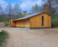 Bild: bsc
Von außen präsentiert sich die neue Informationsstelle des Naturparks Steinwald fast fertig. Der Betonbau erhielt eine Holzverkleidung und fällt vorbeikommenden Wanderern sofort ins Auge.