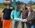 Bild: jr
Bürgermeister Max Bindl (rechts) und Bauhofleiter Alfons Haberkorn (links) informierten über den Bau des neuen Regenrückhaltebeckens. Mit dabei waren Planer Robert Ernstberger (Zweiter von rechts) und Geschäftsführer Michael Thoma von der Firma Josef Grillmeier.
