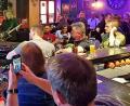 Bild: lst
Fühlen sich im vollbesetzten „349er“ pudelwohl: Jed Thomas und seine Band legen in Luhe erneut ein ganz besonderes Konzert hin.