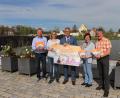 Bild: Stadt Tirschenreuth
Mirko Streich und Monika Arbter-Hubrich vom Organisationsteam, Bürgermeister Franz Stahl, Lisa Wettinger vom Organisationsteam sowie Fördervereinvorsitzender Vinzenz Rahn (v.l.) bei der Präsentation der Flyer am Platz am See. Dort werden ab 7. Juni wieder zehntausende Besucher zum nunmehr bereits dritten cooltour-Sommer-Großevent erwartet.