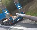 Bild: pvia
Die fünf Textilgurte konnten die tonnenschwere Last nicht halten: Auf der A6 bei Amberg ist ein gewaltiges Bohrrohr von einem Tieflader gerutscht.