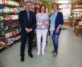 Bild: müb
Die Gewinnerin Margot Ries mit Barbara Maisch (rechts) und Jörg Melchner.