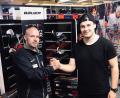 Bild: pa
Ein kräftiger Händedruck. ERSC-Obmann Chris Spanger (links) freut sich über die Verpflichtung von Oberliga-Verteidiger Marc Roth.