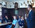 Bild: u
Kommunale Themen beherrschen über weite Strecken das CSU-Bürgergespräch im Gasthaus Zur Lind“ in Krickelsdorf. In Bürgermeister Hermann Falk (stehend rechts) haben die Besucher einen kompetenten Ansprechpartner. Ein Plädoyer für Europa hält der CSU-Ortsvorsitzende Florentin Siegert (sitzend, vorne rechts).