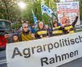 Bild: Peter Kneffel/dpa
Vier als Bienen verkleidete Milchbäuerinnen vor der bayerischen Staatskanzlei.