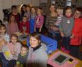 Bild: mmj
Claudia Kulzer (vorne rechts) freut sich mit den Kindern und ihrem Team, die sich im Mostraum des Gartenbauvereins mit dem Papierschöpfen beschäftigten.