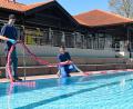 Bild: spw
Das Wasser ist schon gefiltert, gechlort und einigermaßen warm mit 21 Grad: Da können die beiden Schwimmmeister Michael Meier (links) und Benny Wood die Leine ins Wasser lassen.
