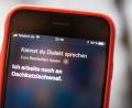 Bild: Lino Mirgeler/dpa
Antwort auf die Frage, ob "Siri" Dialekt sprechen kann: Hier muss die Handy-App ganz offensichtlich noch passen. Beim Mundarttag in Rieden gibt's den Amberg-Sulzbacher Dialekt in allen seinen vielen, schönen Facetten zu hören. Ganz ohne Handy.