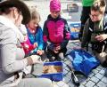 Bild: hai
Geoparkrangerin Michaela Hoffer zeigt den Speichersdorfer Kindern, wie sie mit etwas Sand, Backpulver und Essigwasser einen Vulkan simulieren können.