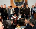 Bild: Stephan Huber
Zusammen mit der Band D'Spreißler und der Stadtwache zogen Brauer und Stadtvertreter zum Auftakt des Bierfestes ins große Besucherzelt auf der Bleichwiese ein. Die offizielle Eröffnung samt Anstich des ersten Fassls bestritten dann auf der Bühne (von links) Bürgermeister Martin Preuß, Stefan Stang, der Hauptgeschäftsführer der Privaten Brauereien Bayerns aus München, Kulturreferent Wolfgang Dersch, Gerhard Schmidkonz vom Schloderer-Bräu, Maximilian Winkler, Martin Sterk, Franz Kummert und Anton Bruckmüller, die Chefs der jeweiligen gleichnamigen Amberger Brauereien, sowie Arno Diener von der Sudhang-Hausbrauerei.