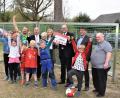 Bild: rgr
Sparkassen-Vorstandsvorsitzender Josef Pflaum (hinten, Vierter von links) überreicht den symbolischen Scheck in Höhe von 1.500 Euro für den KAB-Spielplatz Hütten.