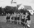 Bild: exb
Das Bild zeigt das Team der DJK vor einem Spiel an der „Poant“ in Ursensollen in ihrer ersten Saison 1957.