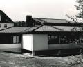 Bild: Archiv NT
Am 28. April 1989 startete der Probebetrieb. Im Anbau wurde das Bewegungsbecken untergebracht, das ehemalige Schulhaus (links) bot Platz für medizinische Therapien und Massagen.