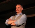 Bild: prh
Mit seinem Programm „Goldrausch 2.0“ bringt der Kabarettist Stefan Kröll sein Publikum auf dem Schafferhof unentwegt zum Lachen. Hintersinnig und humorvoll schlägt er Kapriolen von der Gier nach Glanz und Erfolg zu doppelbödigen, mehrdeutigen Verbindungen und unerwarteten Wendungen.
