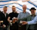 Bild: gf
Sie stoßen beim Bierfest auf sich und die Amberger Bierkultur an (von links): Max Winkler, Anton Brückmüller, Frank Kummert, Arno Diener (Sudhang), Gerhard Schmidkonz (Schloderer) und Martin Sterk.